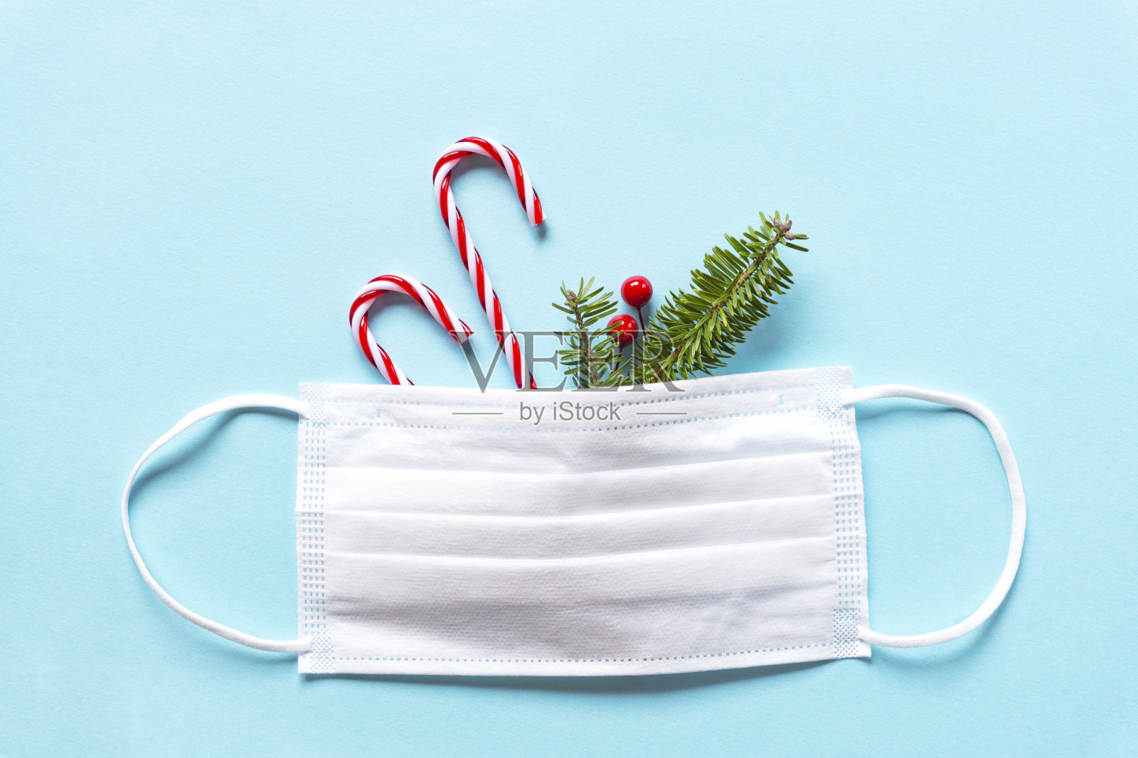 冬季预防感染。杉木枝和口罩。照片摄影图片