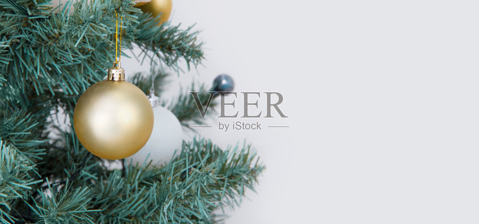 圣诞旗帜与圣诞树花环和装饰品。新年的背景。挂着金球和丝带。水平圣诞标题为网站模板，传单和海报。平面俯视图照片摄影图片