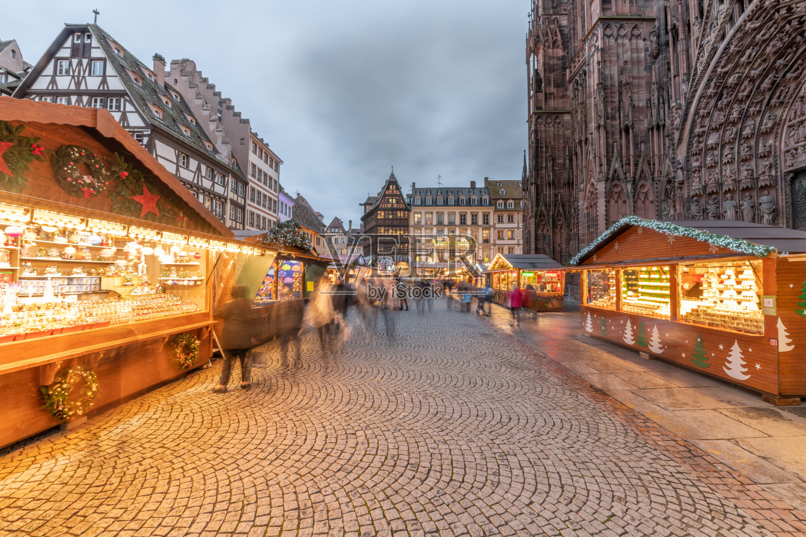 阿尔萨斯斯特拉斯堡大教堂广场上著名的圣诞市场。照片摄影图片