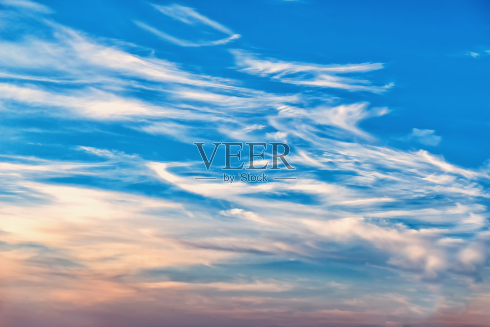 拂晓时的卷云和积云的天空景观照片摄影图片