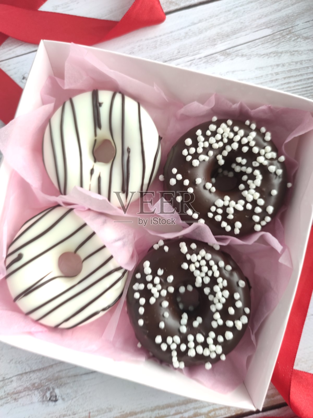 礼盒里有美味的自制甜甜圈。照片摄影图片