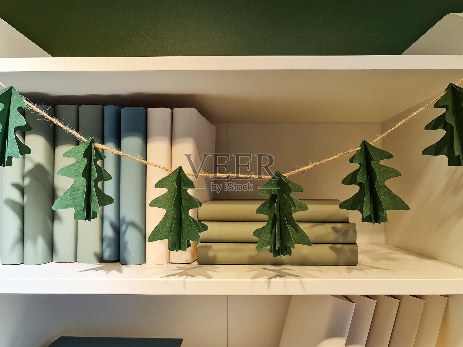 手工制作的圣诞树绿纸装饰照片摄影图片