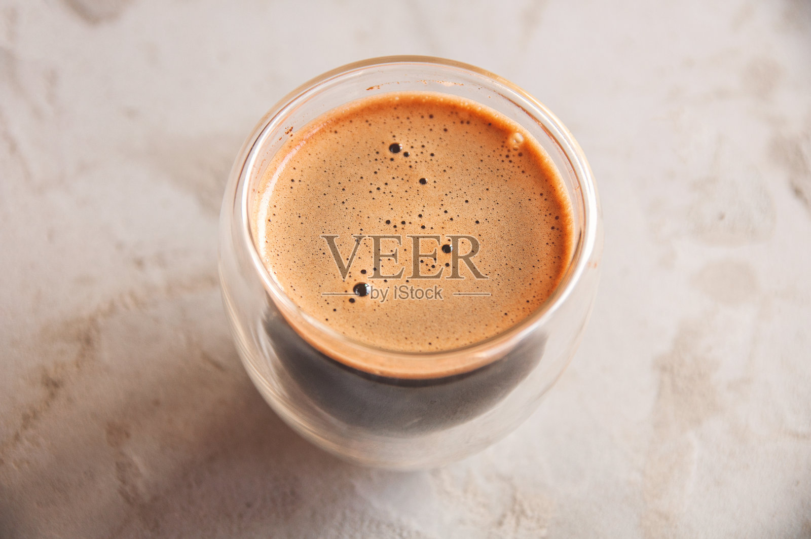 顶视图的咖啡在玻璃与双墙混凝土背景照片摄影图片