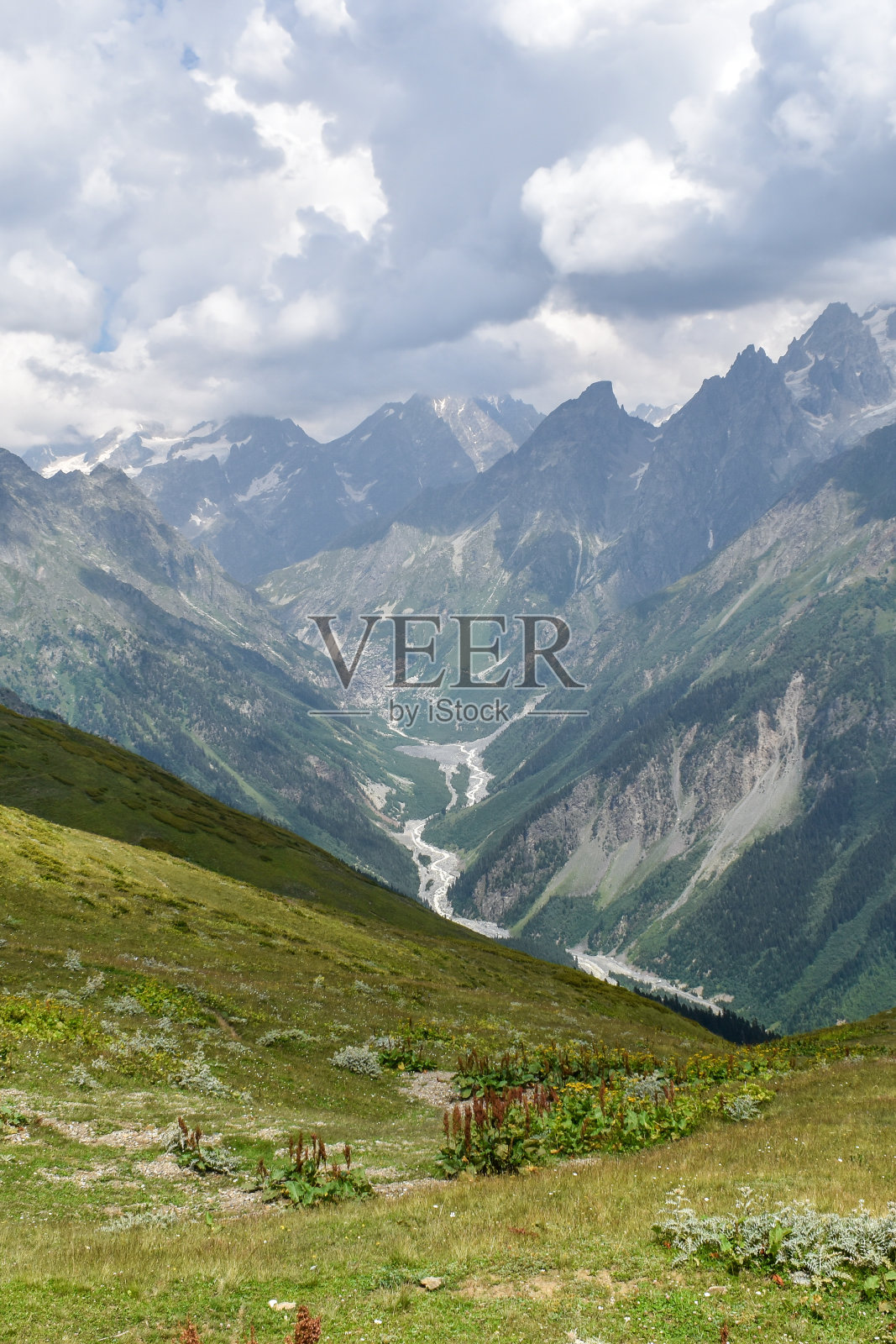 斯瓦内蒂地区的夏季山地景观，格鲁吉亚，亚洲。照片摄影图片