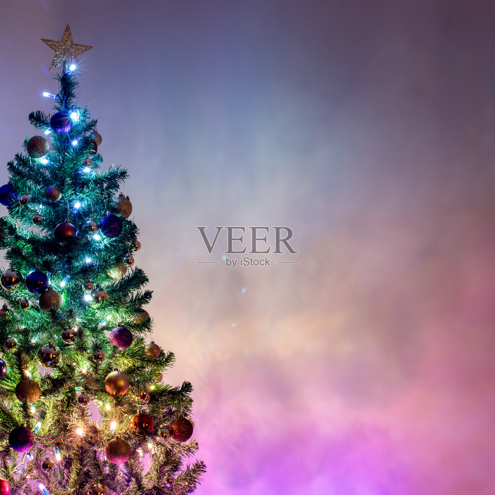 圣诞树上亮着五颜六色的彩灯，美丽的增强了背景与复制空间。照片摄影图片