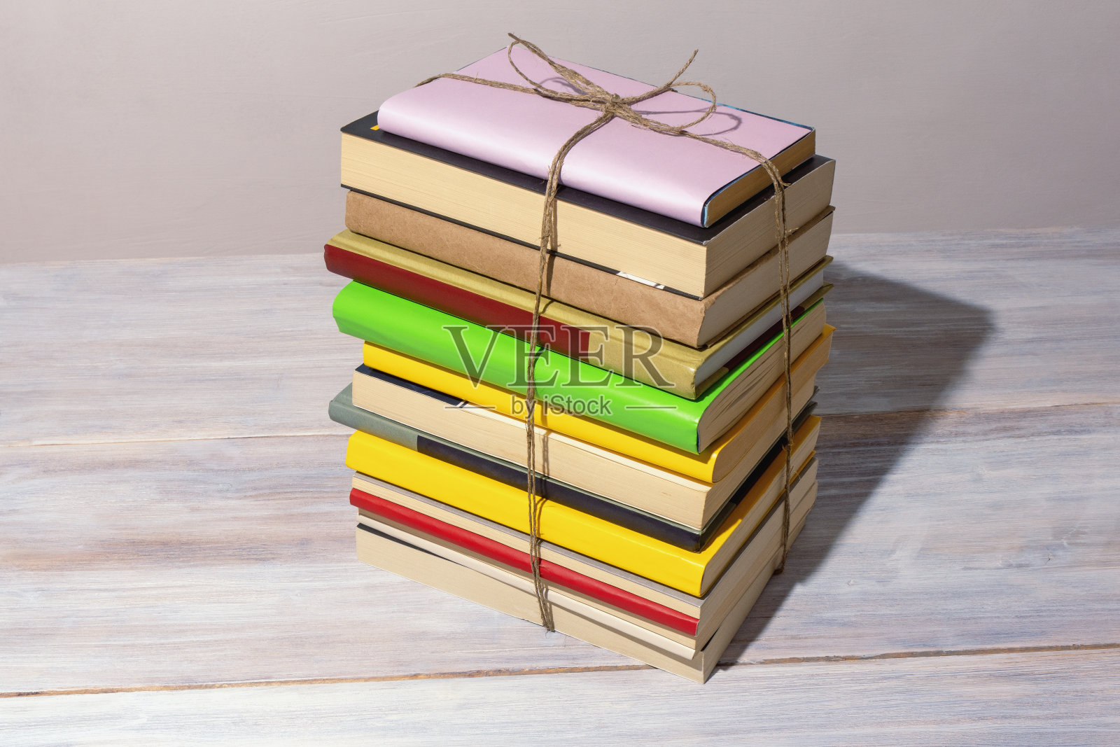 桌子上有一堆书。本空间照片摄影图片