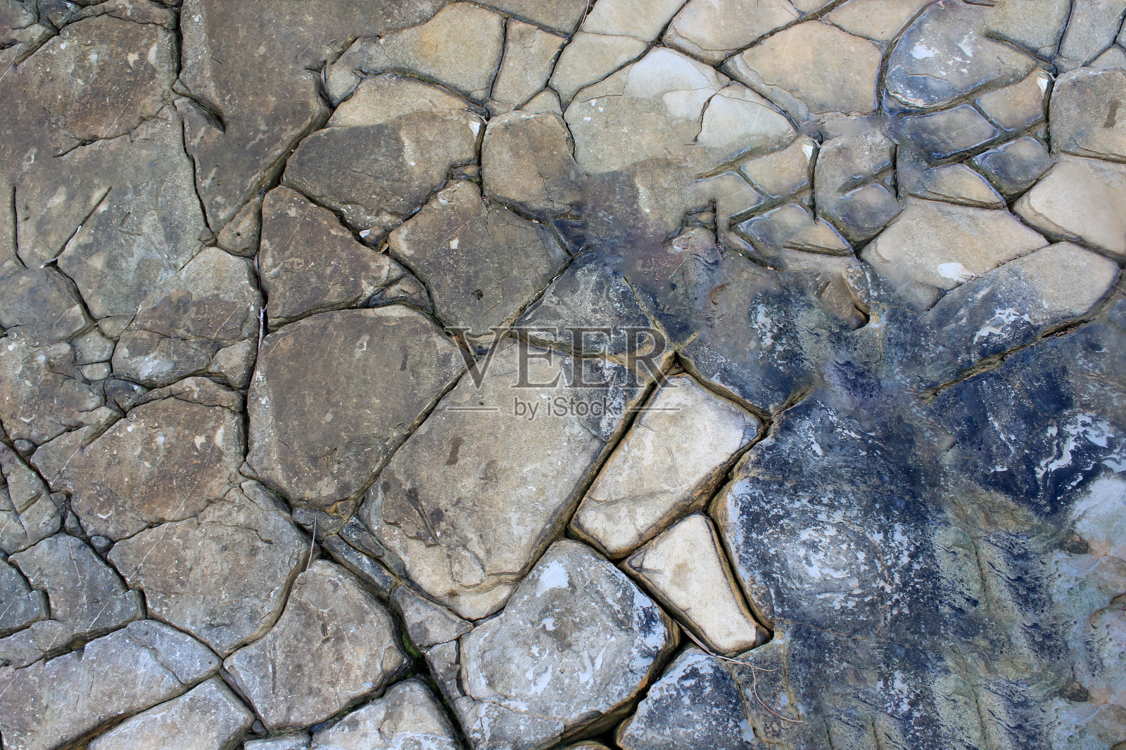 碎石沿着海岸形成了自然的图案。照片摄影图片