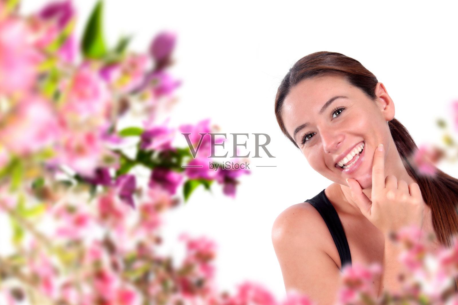 美丽快乐女人的肖像和白色背景上的花照片摄影图片