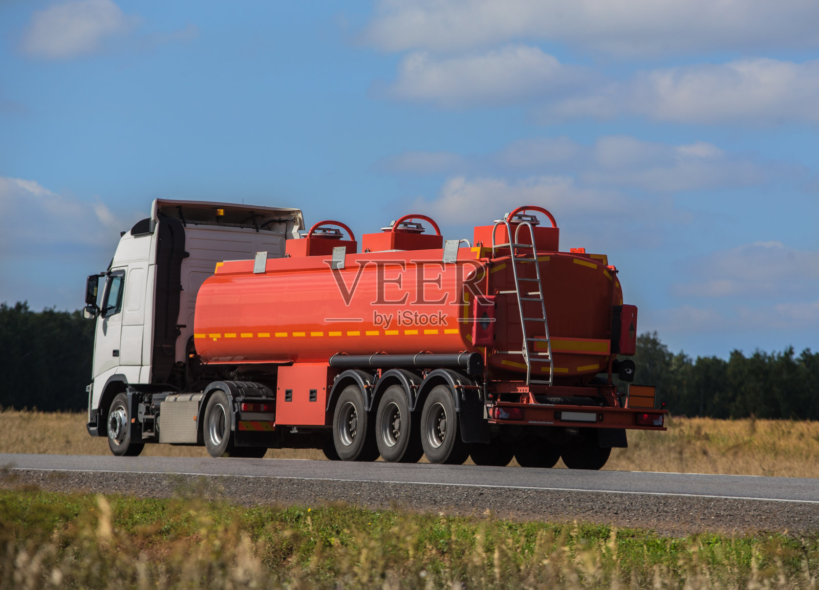 油箱在高速公路上顶着天空行驶照片摄影图片