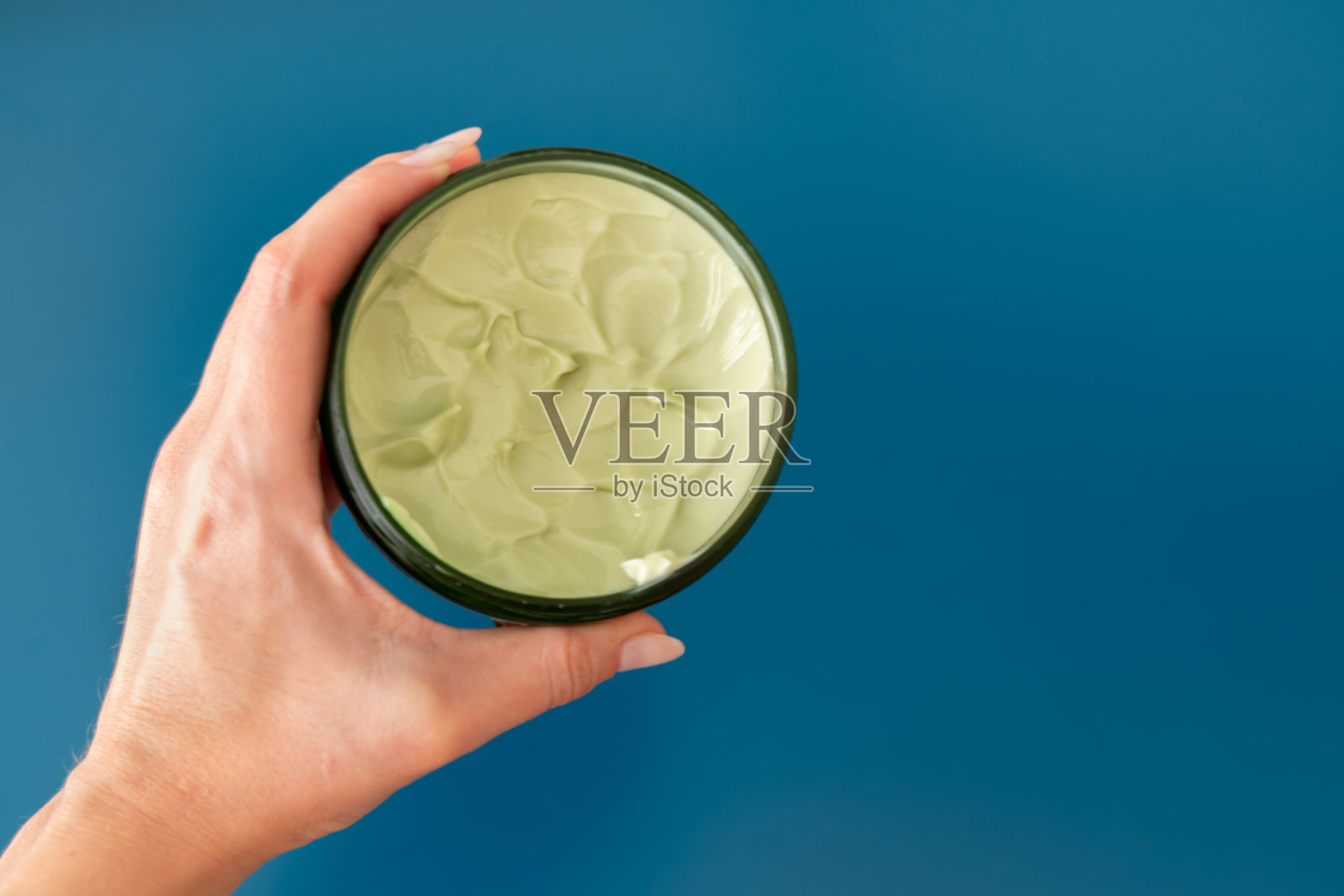 女人挂着绿色的奶油照片摄影图片