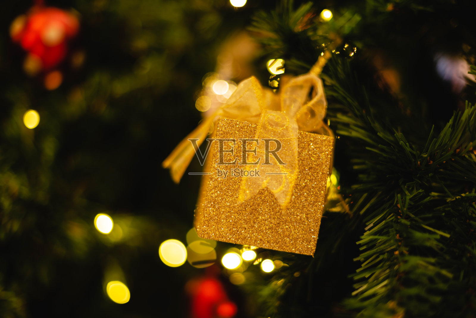 圣诞树装饰的特写镜头。圣诞节和新年的概念照片摄影图片