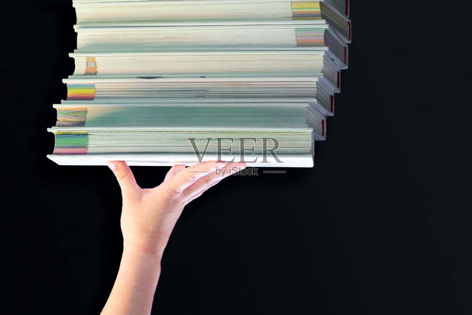 大书堆在手掌上。知识传递照片摄影图片