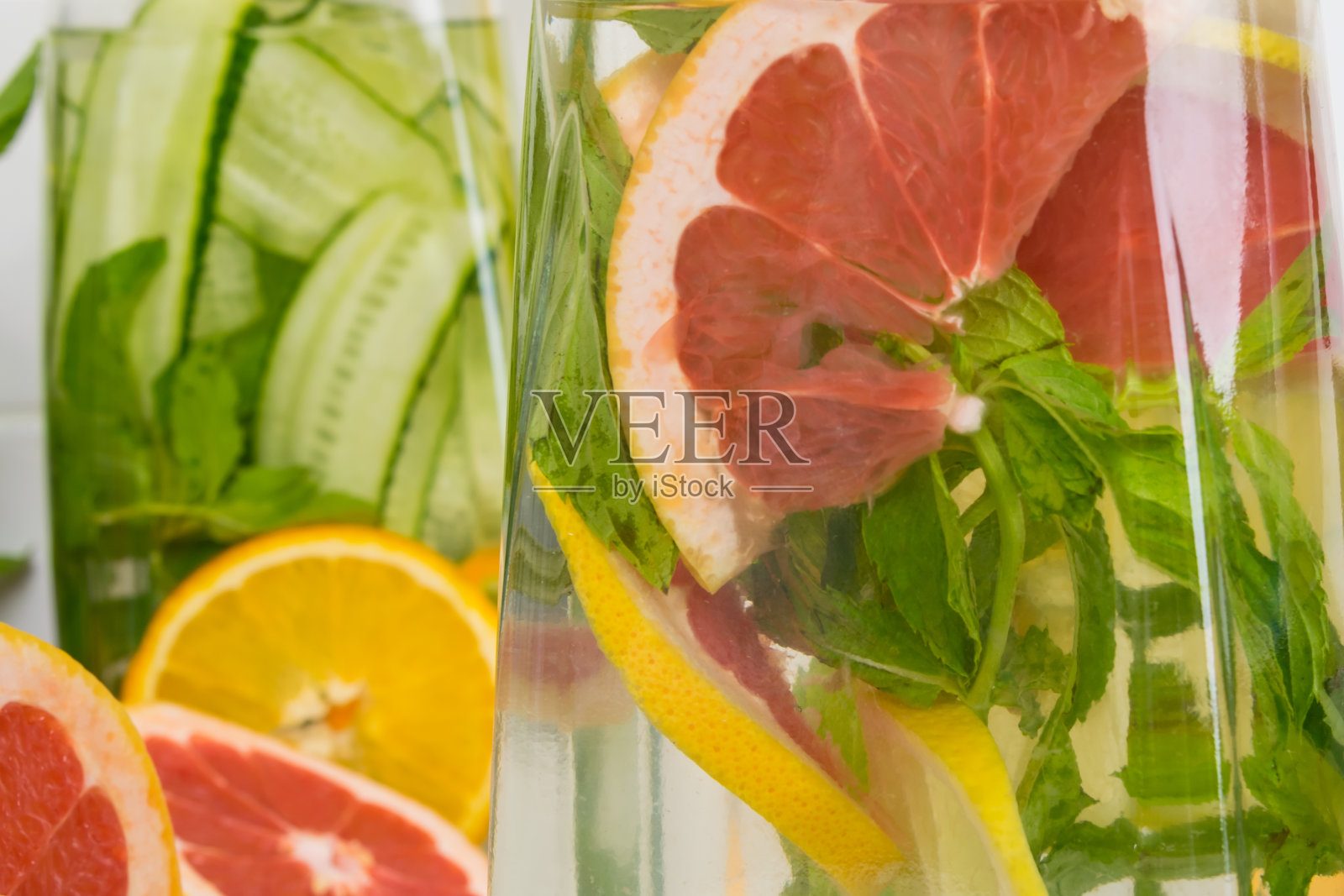 模糊的背景水果柠檬水在玻璃罐里照片摄影图片