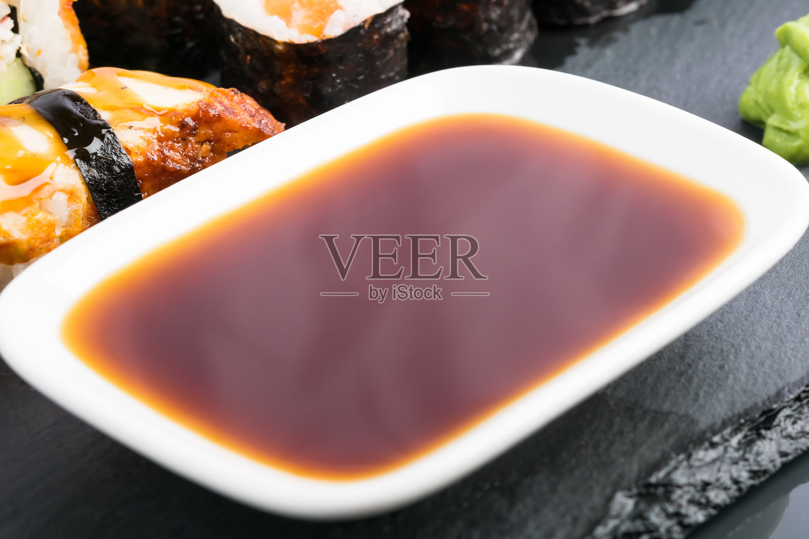 白碗里的酱油，俯视图，特写照片摄影图片