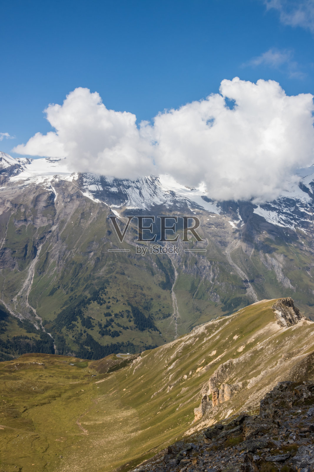 阿尔卑斯山的山路照片摄影图片