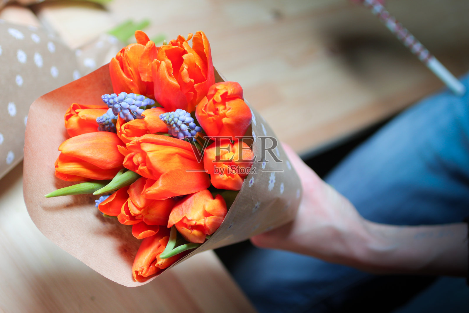 花商编了一束花照片摄影图片