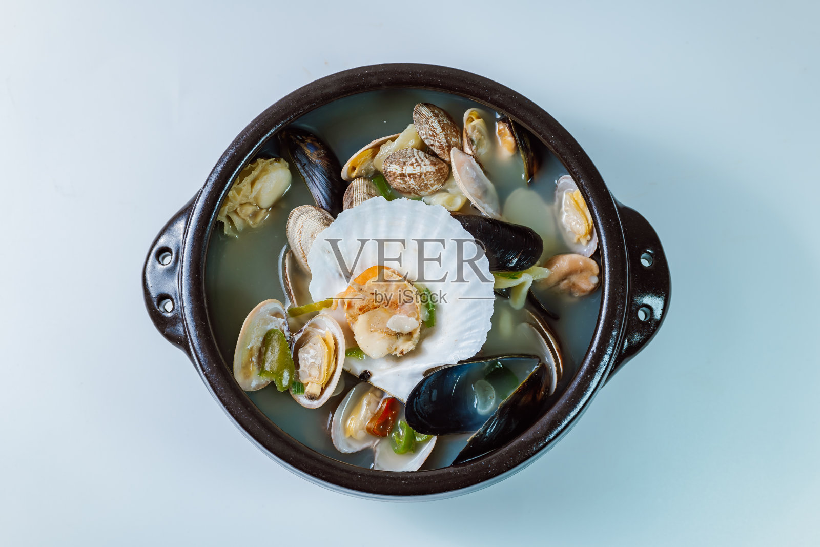 韩式蛤蜊汤:蛤蜊汤里有蛤蜊壳和蔬菜，用红辣椒粉调味照片摄影图片