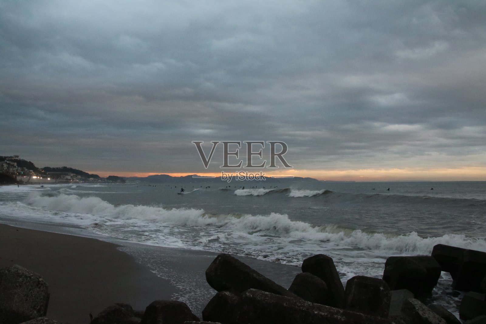 江户岛附近的海岸风景在傍晚多云的天空中照片摄影图片