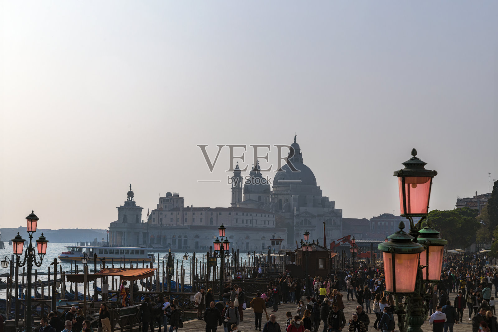 欧洲，意大利，威尼斯，圣马克广场上的游客，背景是圣玛丽亚大教堂照片摄影图片