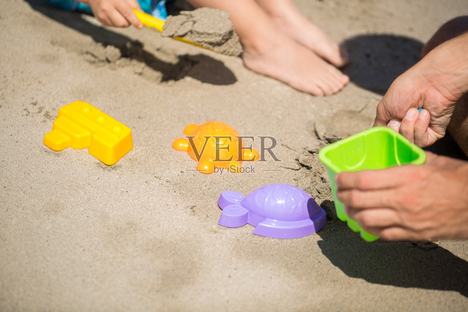 海滩上的儿童玩具照片摄影图片