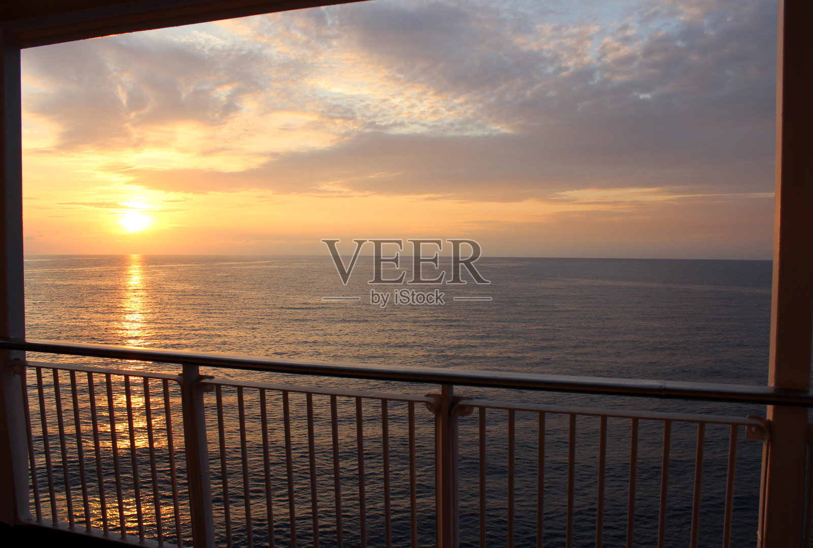 从渡船上看到的海上日出照片摄影图片