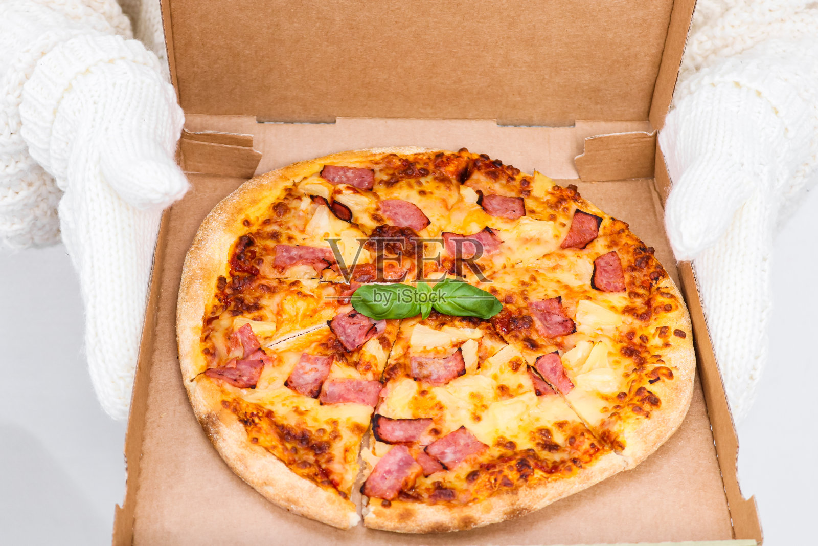 用工艺盒装火腿的圆形烤披萨。照片摄影图片