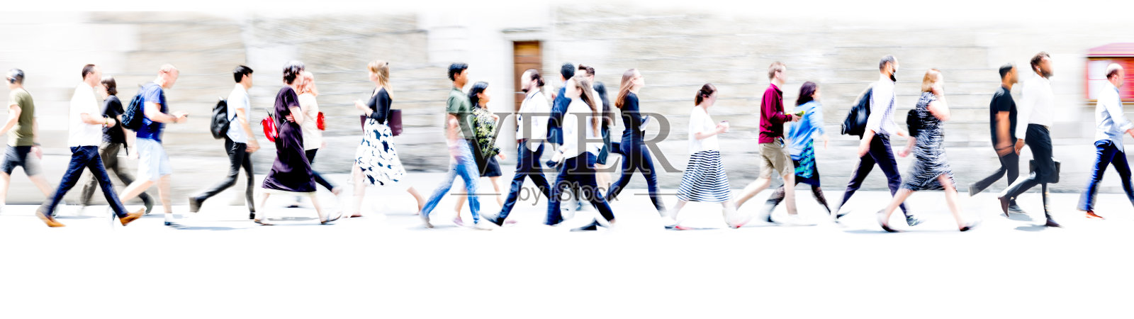 步行的人模糊。很多人走在伦敦城。人们过马路的宽阔全景。照片摄影图片