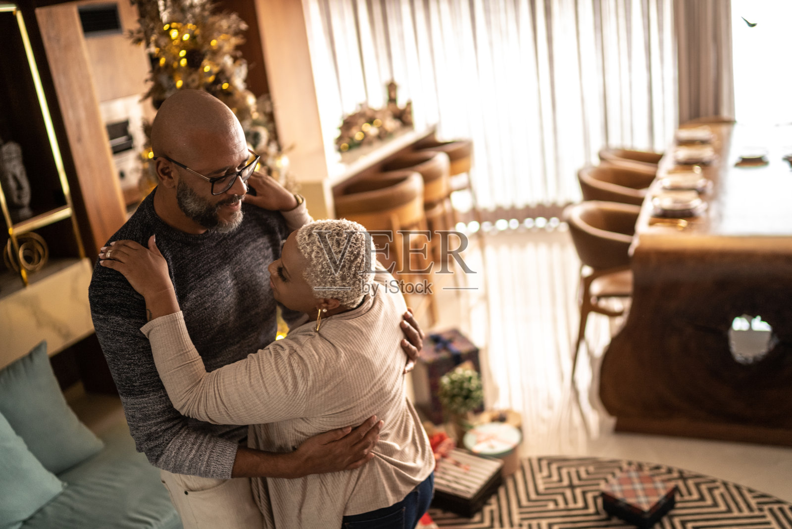 成熟的情侣在圣诞节在家跳舞照片摄影图片