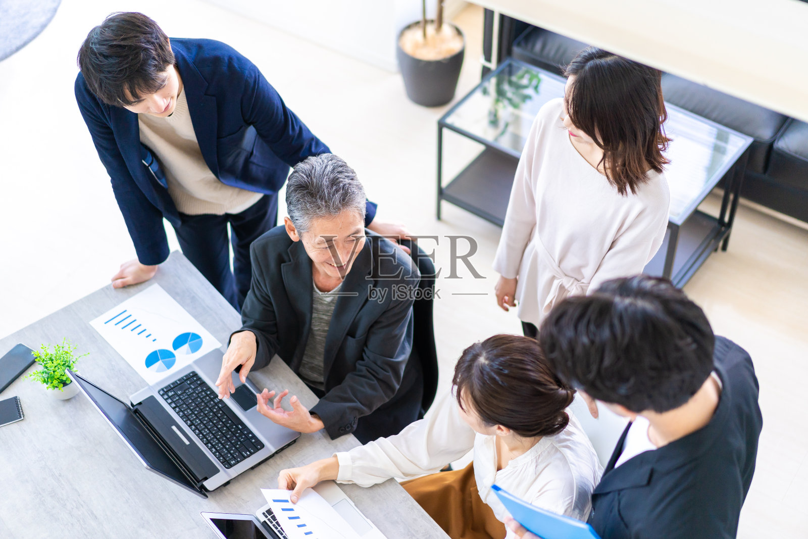 商务人士带着微笑进行讨论照片摄影图片