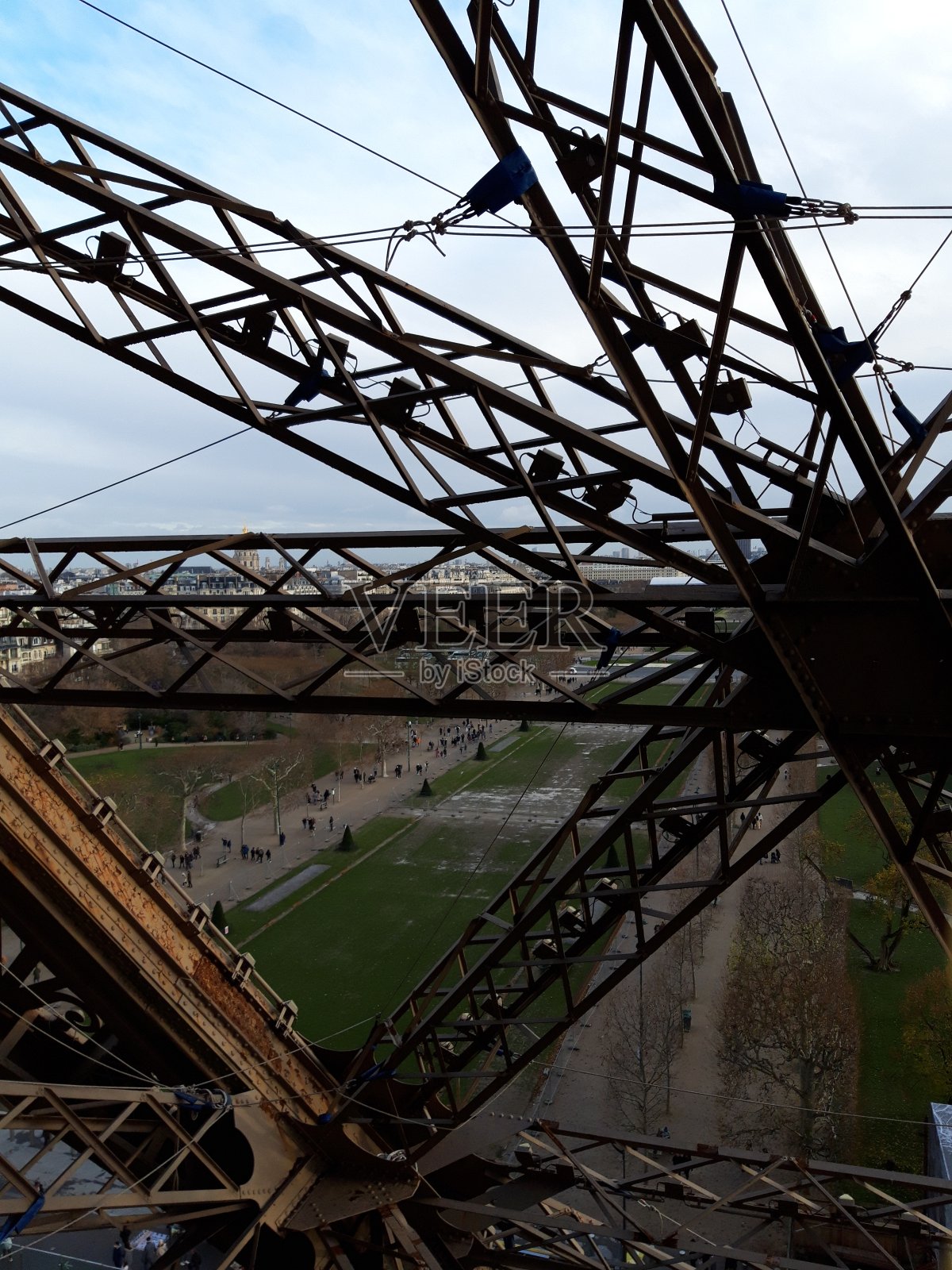 从楼梯上到埃菲尔铁塔照片摄影图片