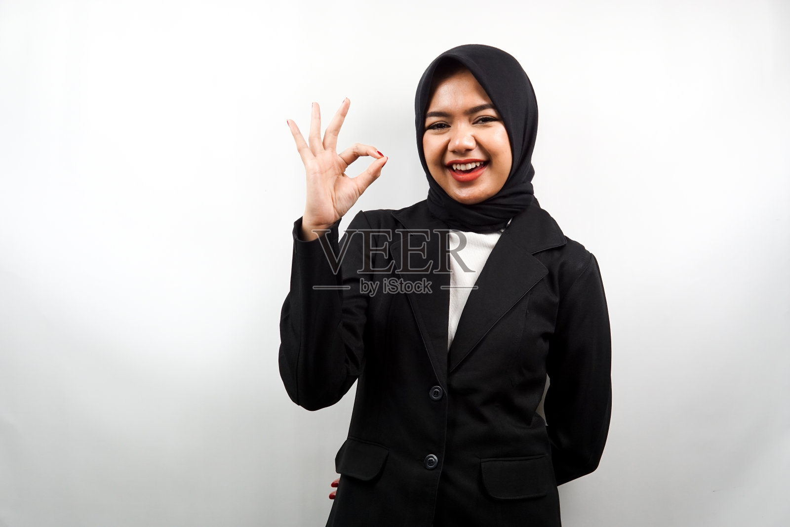 美丽的亚洲年轻穆斯林女商人的手显示ok的标志，好工作，成功，胜利，孤立的白色背景照片摄影图片