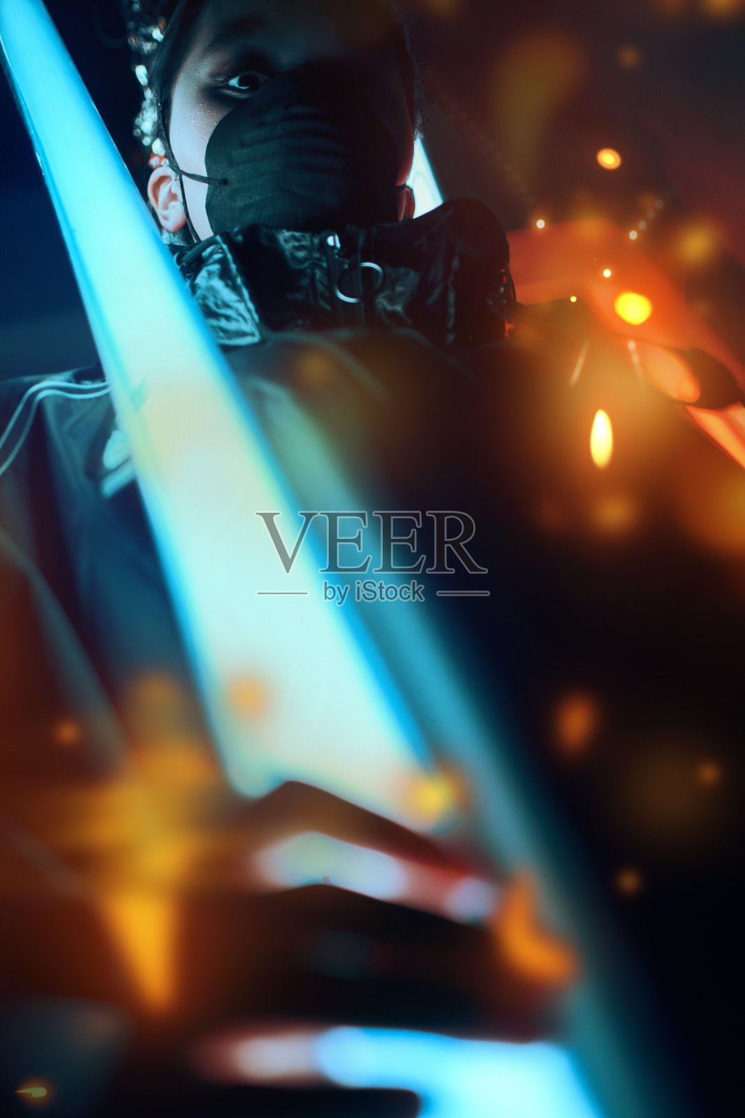 漂亮的十几岁亚洲女孩在红色霓虹灯和闪光照片摄影图片