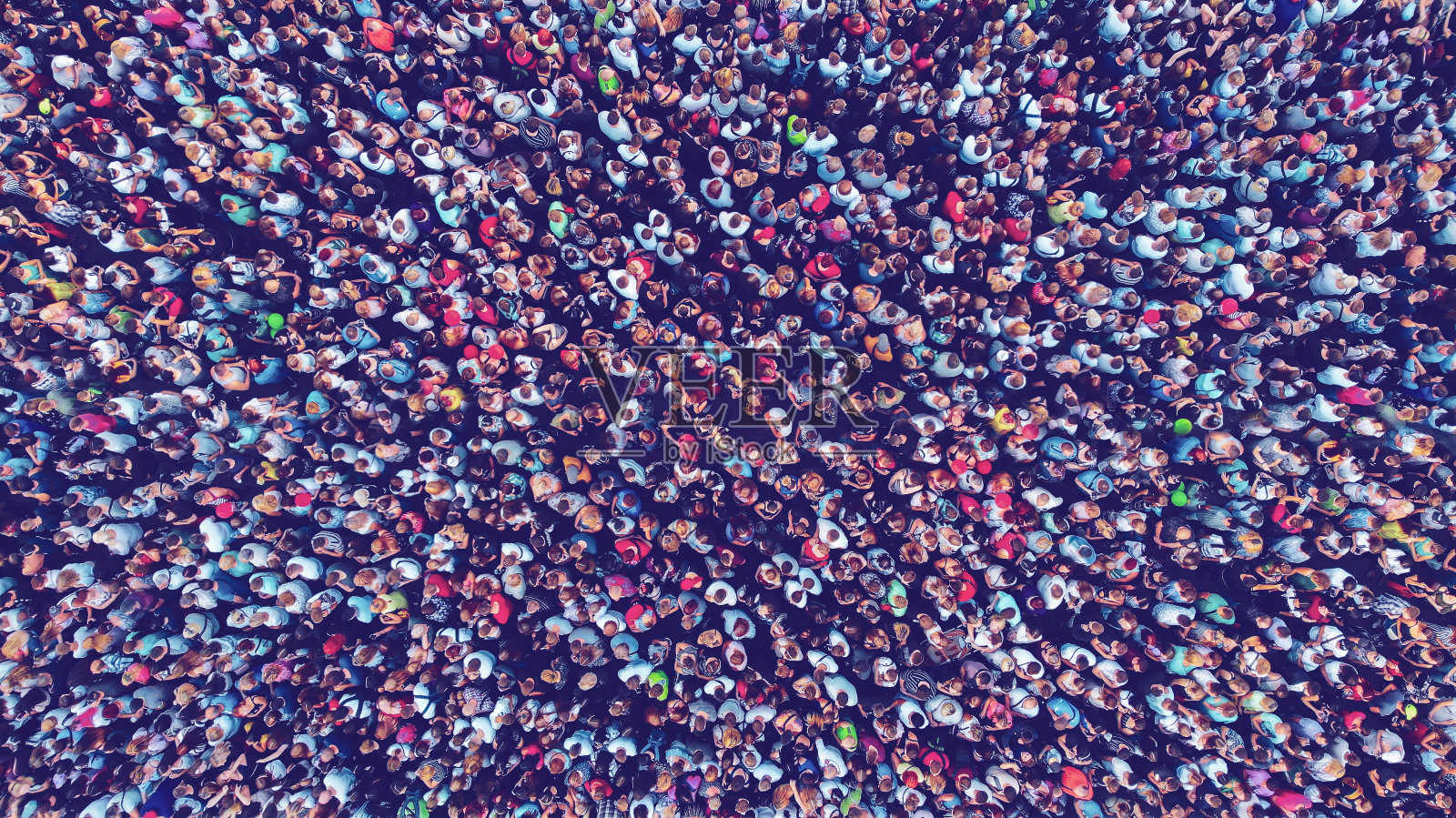 天线。一大群人。人们聚集在一个地方。俯视图从无人机。健美的形象。照片摄影图片