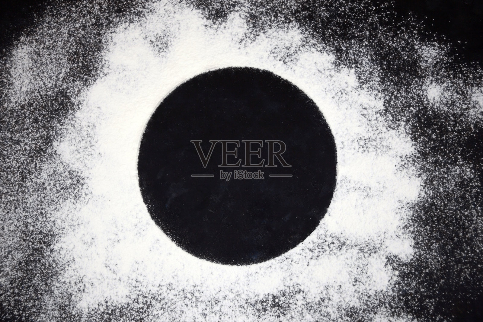 抽象烘焙背景与复制空间在一个黑色表面的文本。黑点上，俯视图上。烘焙的概念，面团或面团的制备。照片摄影图片