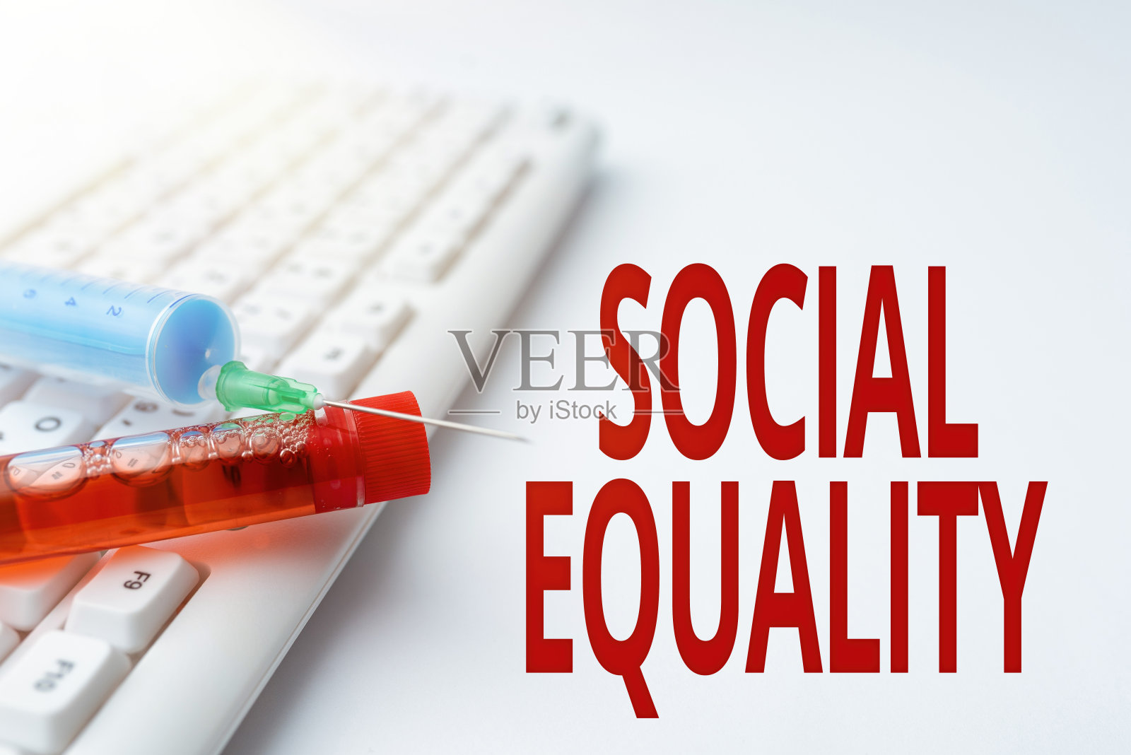 手书社会平等。Word Written on应用正义和公平的关注社会政策类型医学笔记科学研究和治疗计划照片摄影图片