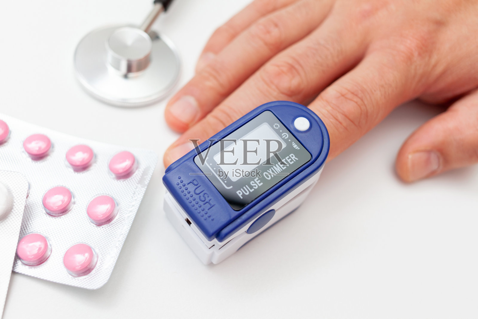 病人手上的脉搏血氧计。医疗设备照片摄影图片