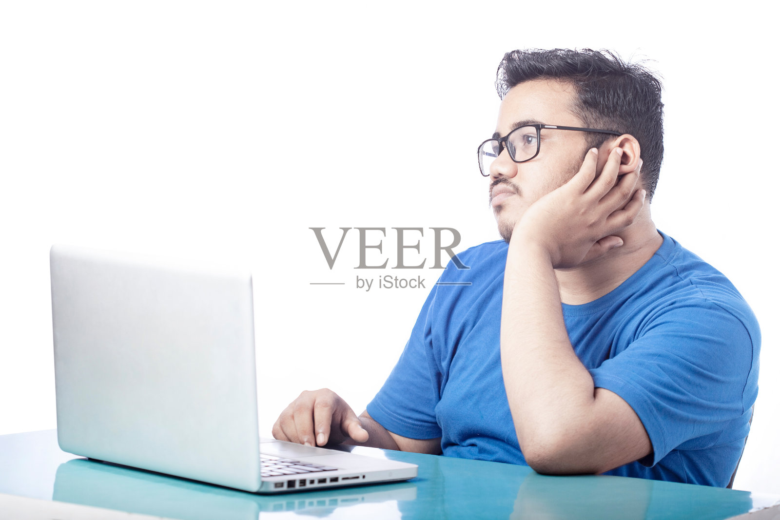 一个男人在用带沙表情的笔记本电脑照片摄影图片