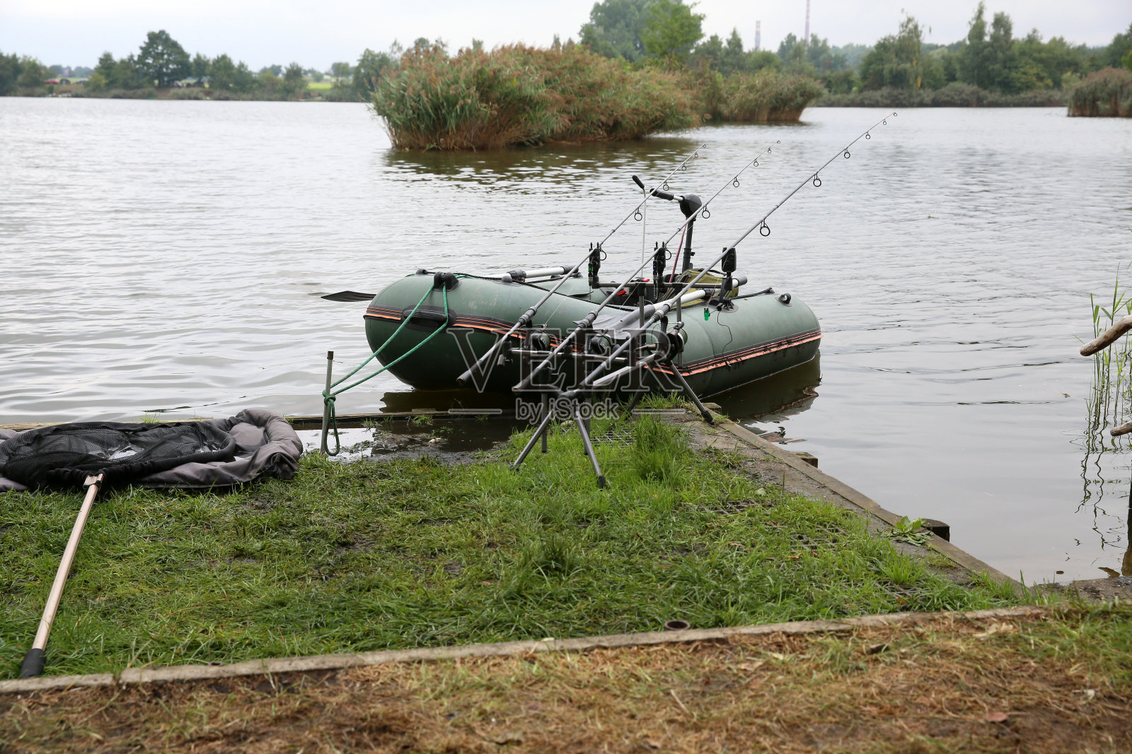 在湖边露营，钓鲤鱼照片摄影图片