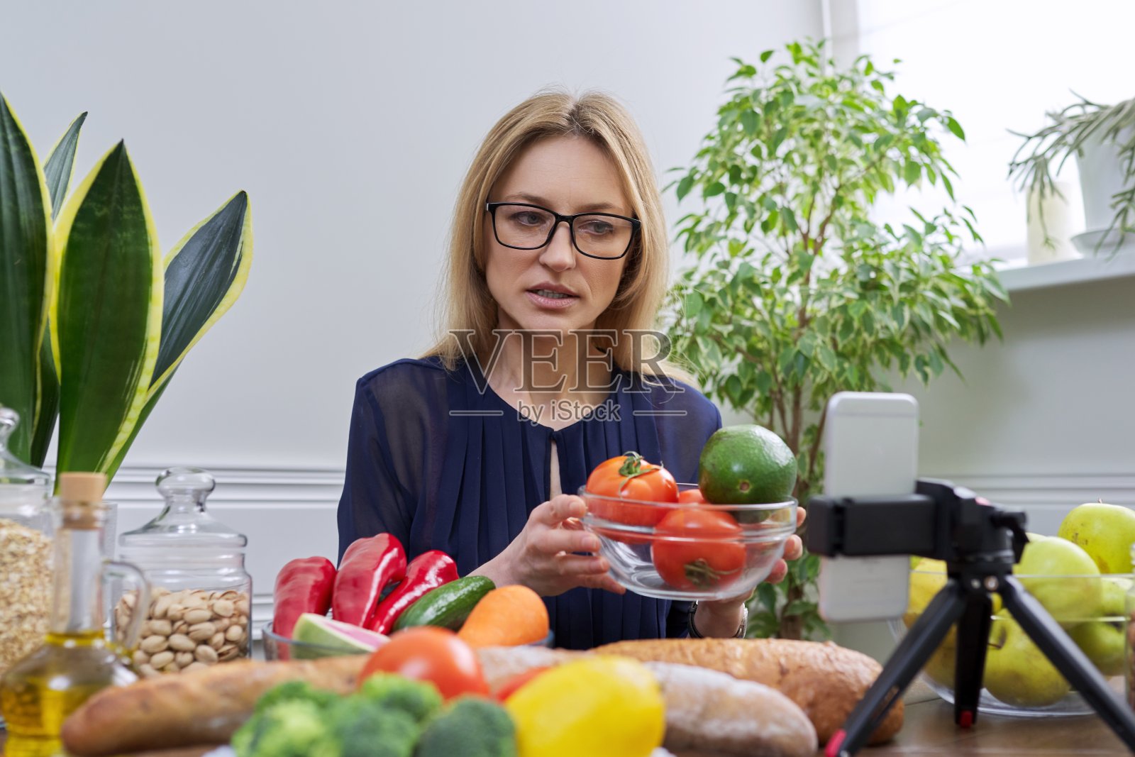 女性营养学家录制关于健康食品，营养的视频照片摄影图片