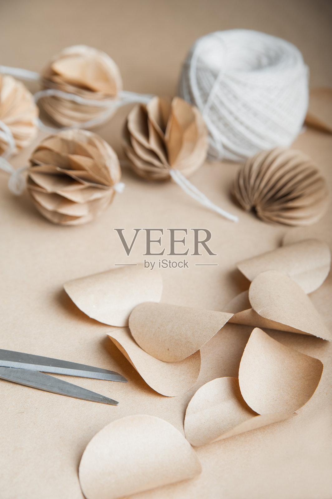 DIY北欧北欧工艺纸圣诞球。手工装饰的环保新年…照片摄影图片