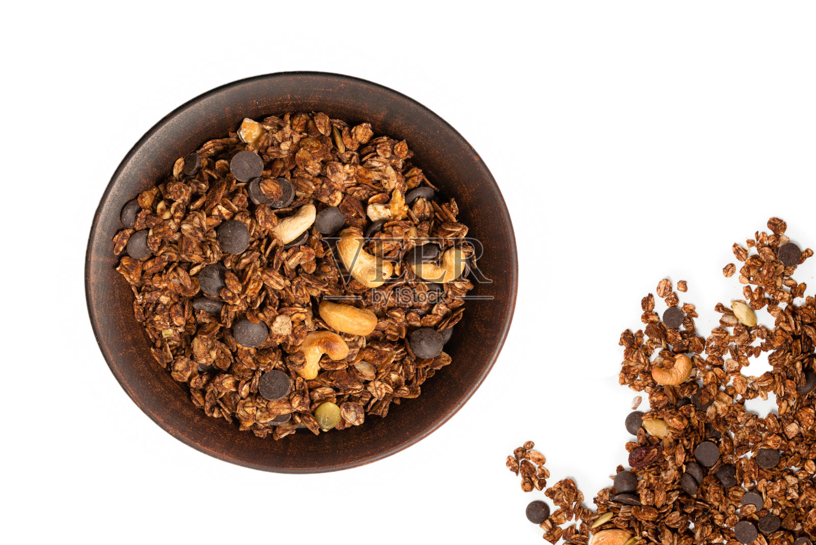 用木勺盛坚果的巧克力格兰诺拉麦片。照片摄影图片