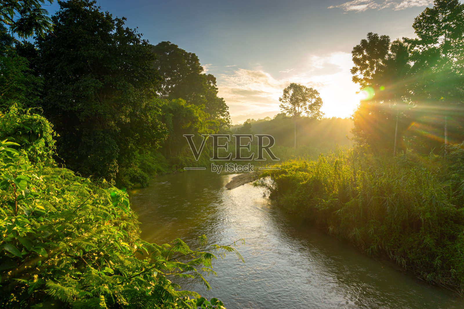 观赏绚丽的戏剧性天空日落或日出与云的背景照片摄影图片