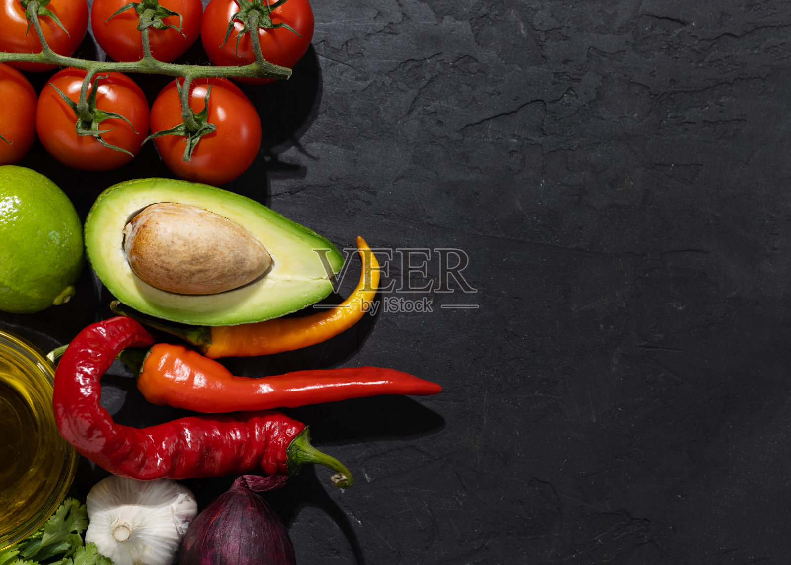 制作辣味鳄梨酱的材料有鳄梨、红洋葱、西红柿、辣椒、酸橙、香菜和大蒜。国家鳄梨调味酱。照片摄影图片