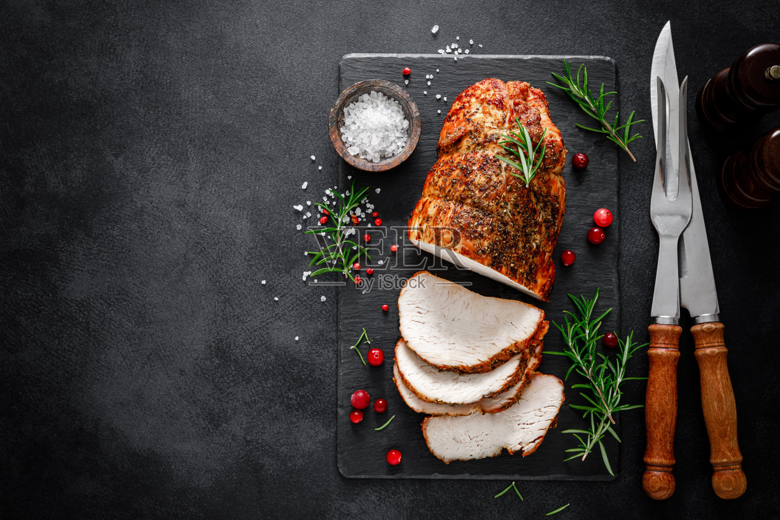 圣诞火鸡火腿烘烤节日晚餐在黑色背景。俯视图照片摄影图片