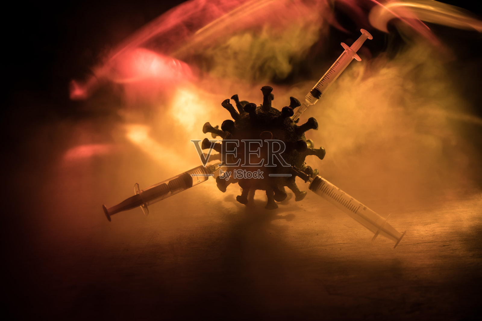 冠状病毒2019-nCov新型冠状病毒概念。木桌上有雾和背光的大冠状病毒微型模型。创意艺术品装饰。有选择性的重点。照片摄影图片