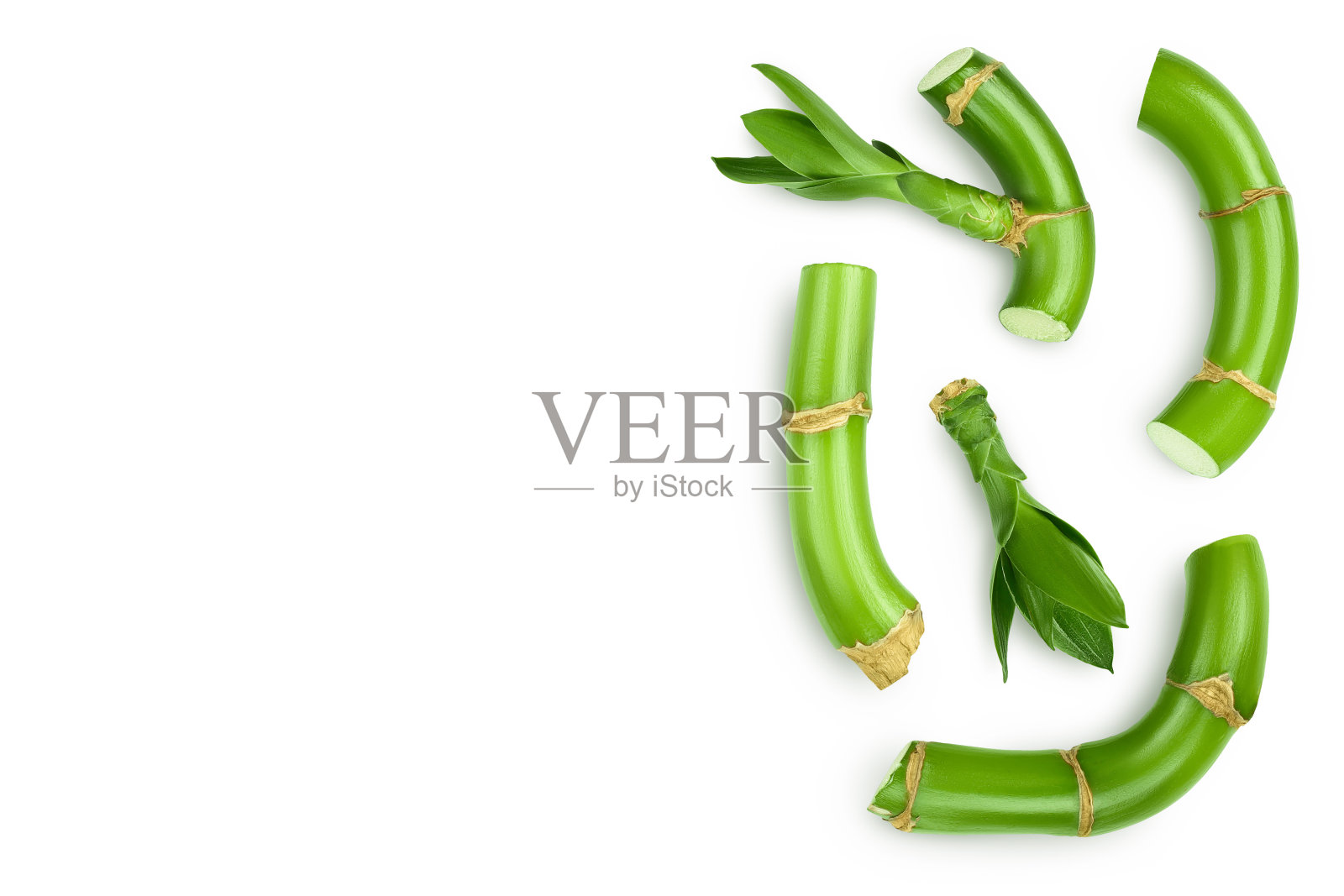 绿色的竹子与叶子孤立在白色的背景与修剪路径。顶部视图与复制空间为您的文本..平躺照片摄影图片