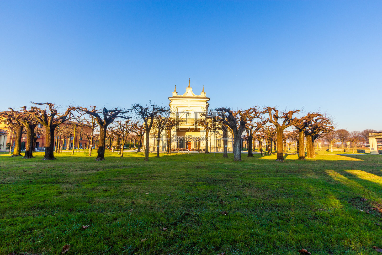 田野里的圣母教堂，Stezzano照片摄影图片