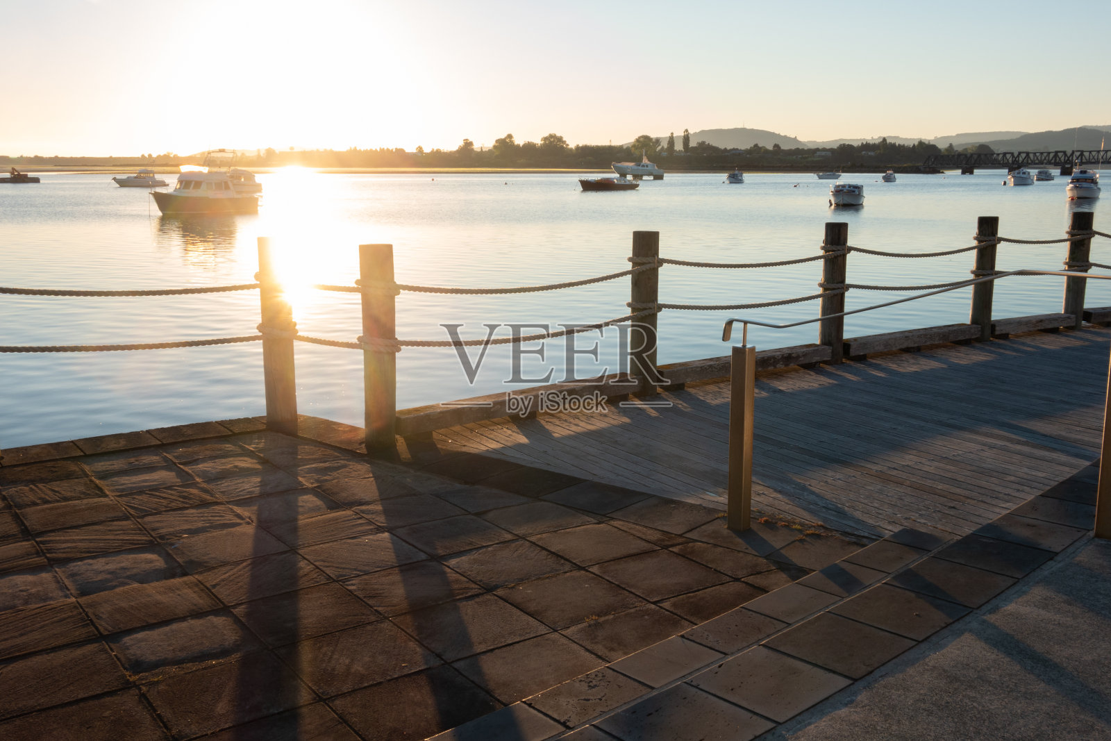 黎明与轮廓背光由升起的太阳照片摄影图片