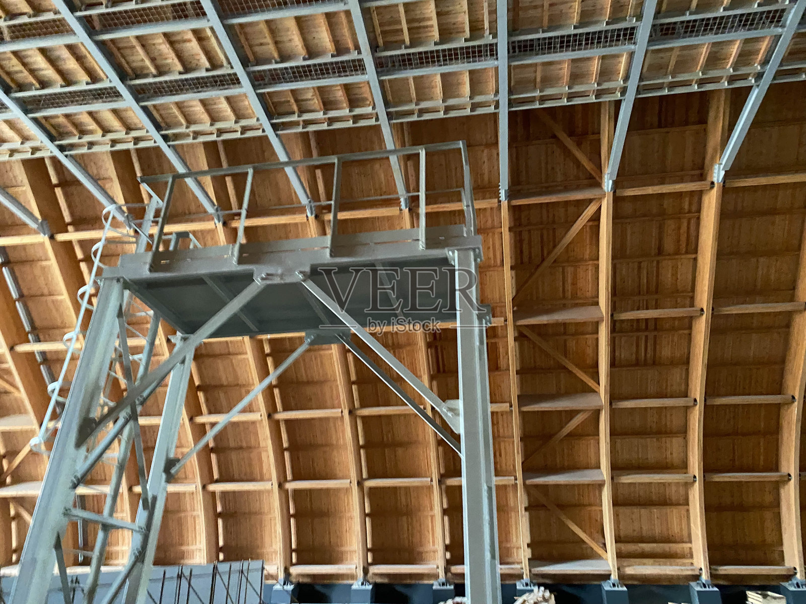 室内的工作过程，建筑的墙壁由泡沫混凝土块和红色的木制屋顶。建筑、改造、改造理念照片摄影图片