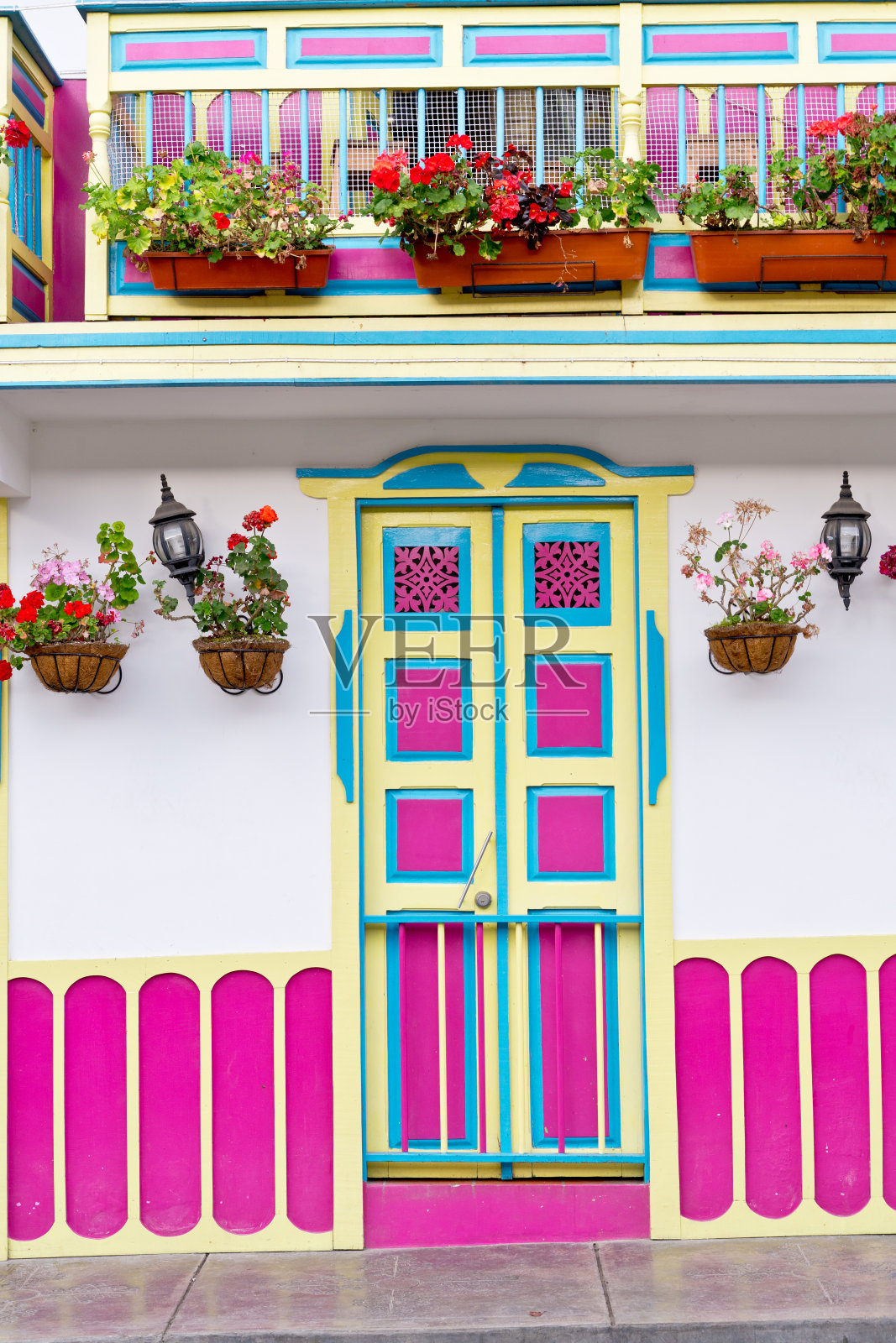 垂直视图的彩色装饰立面在萨伦托城市。照片摄影图片